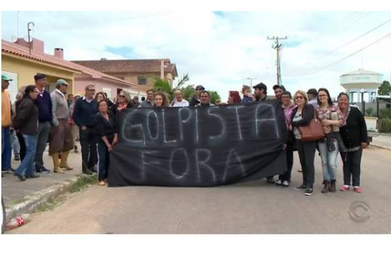 Nove presos aguardam 

vagas em penitenciária nesses veículos que estão em frente ao Palácio da Polícia em POA
