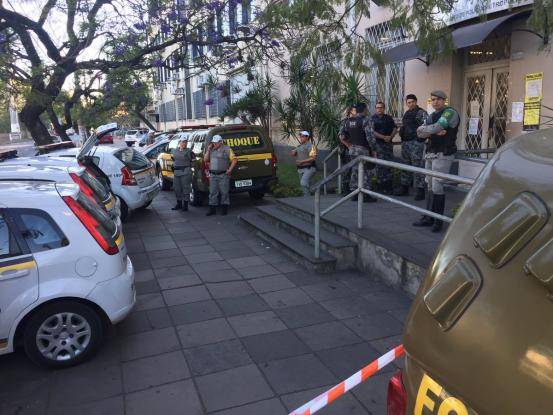 Nove presos aguardam 

vagas em penitenciária nesses veículos que estão em frente ao Palácio da Polícia em POA