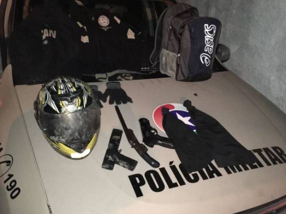 Rapaz de 22 anos fugiu junto com comparsa em moto 

na noite e quarta