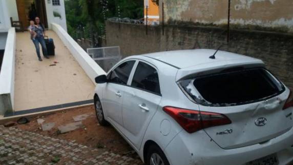 Moradores, que são torcedores colorados, negam acusação e lamentam a invasão