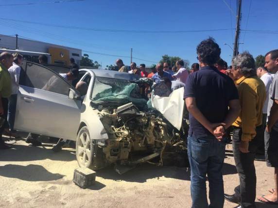 Vítima estava em banco traseiro 

de carro que bateu em ônibus