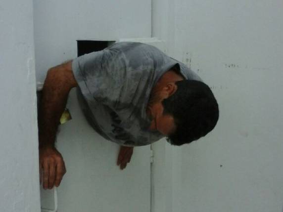 Homem tentou passar por passagem de comida de cerca de 30 centímetros