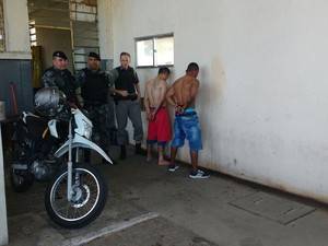 Carro perdeu controle e caiu em valeta; vítima não foi identificada