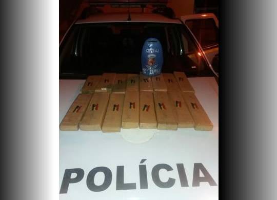 Suspeitos 

abandonaram a droga e fugiram quando viram os policiais