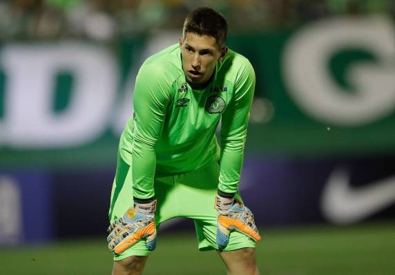 Jogador da Chapecoense que teve parte da perna direita amputada foi internado no Albert Einstein, 

na Zona Sul da capital paulista