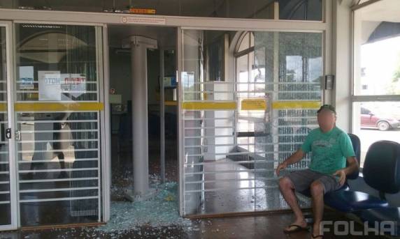 Seriam seis criminosos, que fizeram três pessoas reféns