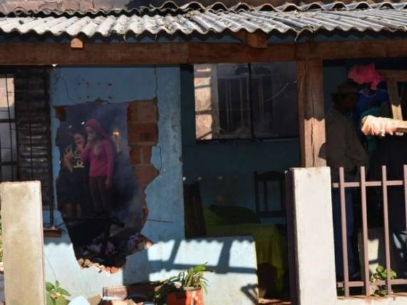 Casa foi atingida pelo fogo durante a madrugada na cidade de Campo Erê
