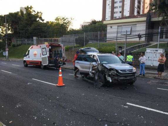 Acidente ocorreu por volta das 6h na Avenida Plínio Brasil Milano com a Cristóvão Colombo