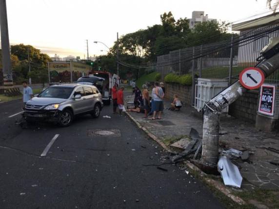 Acidente ocorreu por volta das 6h na Avenida Plínio Brasil Milano com a Cristóvão Colombo
