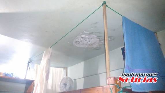 Buraco estava sendo aberto no teto de uma das 

celas do presídio da cidade