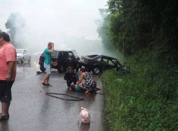 Um dos veículos 

incendiou