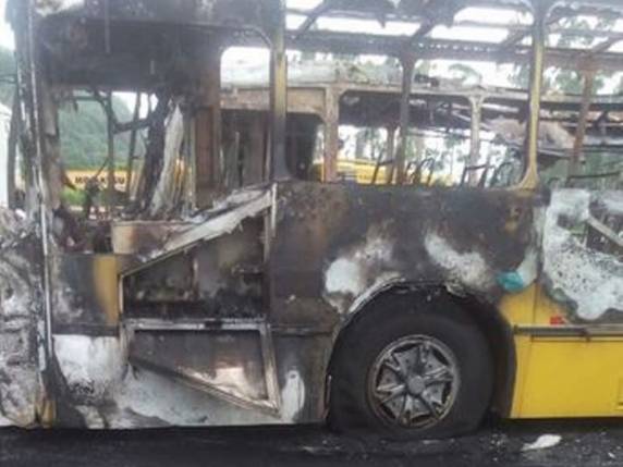 Uma 

caminhonete também ficou danificada, segundo os bombeiros