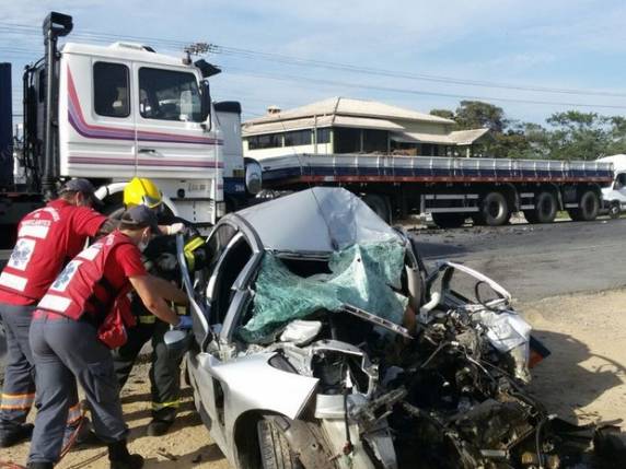 Suspeita é de que Peugeot colidiu ao fazer ultrapassagem
