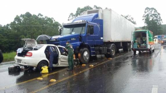 Veículo onde vítimas estavam 

colidiu contra um caminhão
