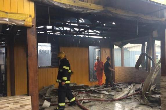 Três guarnições dos bombeiros foram 

deslocadas para atender a ocorrência