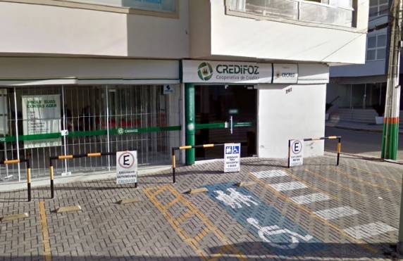 Bandidos tentaram abrir buraco na sala comercial que fica em cima da 

agência