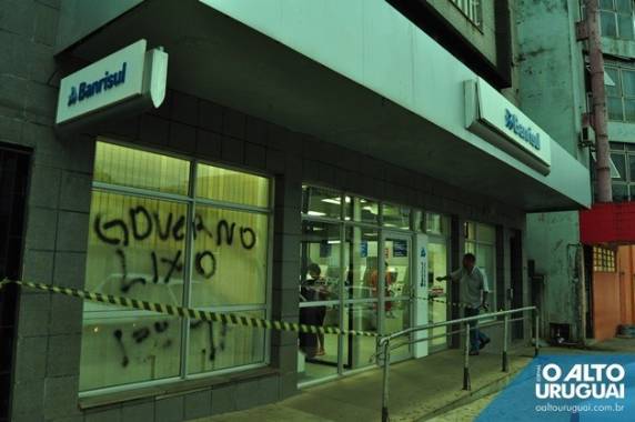 Agência foi alvo de disparos de arma de fogo e pichação contra Governo do Estado