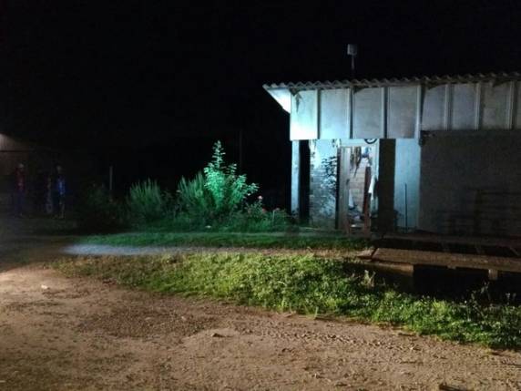 Duas pessoas foram 

baleadas pelo assaltante que invadiu a casa armado