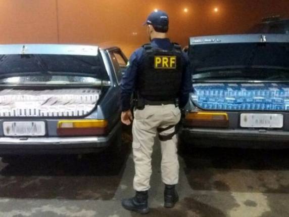 Dois homens foram presos e levados com carga e carros à PF
