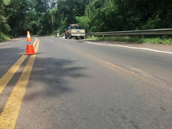 Homem de 31 anos bateu no guard rail da rodovia neste domingo (12)