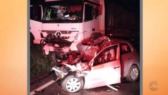 Mulher, marido, três filhos e mãe morreram na batida de carro