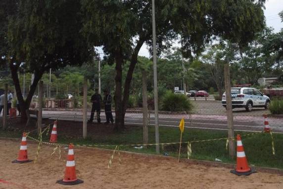 Sidinei Borges do Amaral, de 36 anos, encostou em um poste de luz dentro do Parque Professor Theobaldo Dick