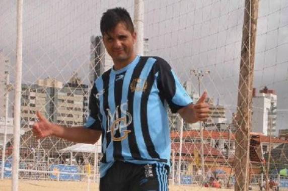 Sidinei Borges do Amaral, de 36 anos, encostou em um poste de luz dentro do Parque Professor Theobaldo Dick