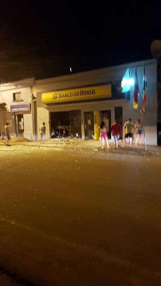 Bandidos fizeram cordão humano com moradores que estavam na rua