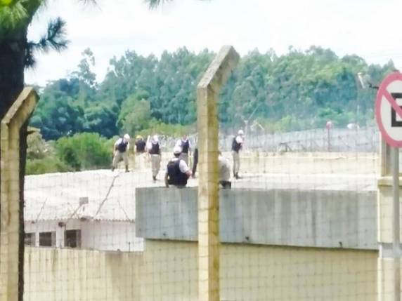 Segundo a Brigada Militar, os presos permanecem no pátio e aguardam a chegada da Vara de Execuções Penais