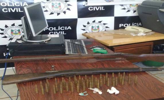 Em sua residência havia dois fuzis, 48 munições e duas trouxinhas de cocaína