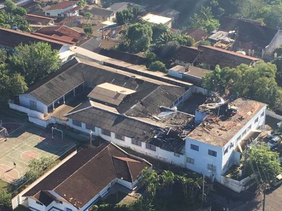 Vendaval destelhou casas e derrubou árvores na noite de sexta-feira (24)
