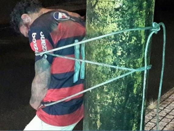 Moradores o detiveram e agrediram até a chegada da PM