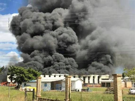 Bombeiros combatem o incêndio desde às 11h30; funcionário sofre infarto depois de ver a empresa pegar fogo