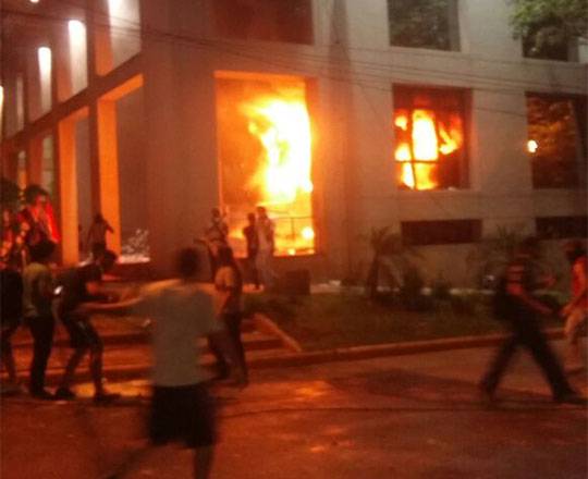 Opositores destroçaram vidraças do edifício e queimaram as portas de entrada, além de lançar morteiros e pedras contra a polícia
