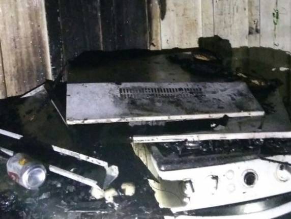 Segundo bombeiros, família acordou com barulho das telhas estourando