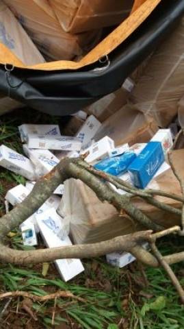 O veículo estava carregado de cigarros contrabandeados