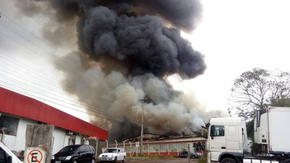 Bombeiros de Esteio e Canoas estão no local trabalhando no combate às chamas. Ainda não há informações sobre feridos ou as causas do incêndio