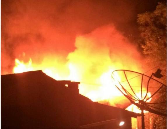 Quando os bombeiros chegaram, telhado da casa havia caído e a mulher estava morta