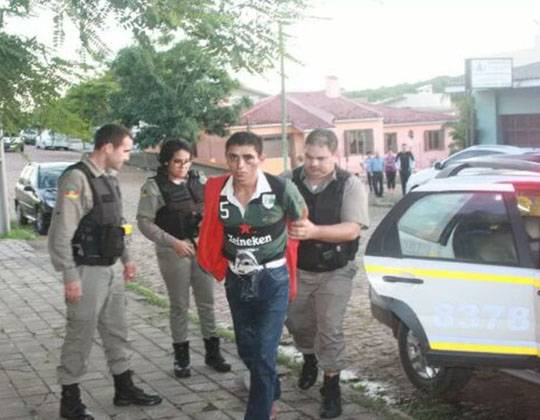 Ele teria reagido e puxado o gatilho do revólver duas vezes contra o brigadiano