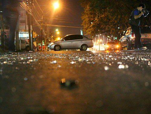Pelo menos 30 bandidos em carros com placas do Brasil explodiram sede de transportadora e 

mataram policial