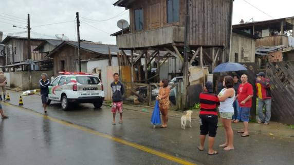 Eles pisaram em poça d'água e levaram choque; mãe grávida foi hospitalizada