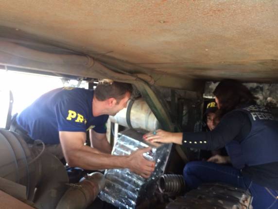Motorista foi preso em Barra Velha, segundo Receita Federal. Carga tinha 215 kg de cocaína e 15 kg de crack, diz PRF