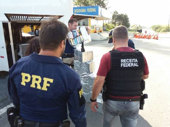 Motorista foi preso em Barra Velha, segundo Receita Federal. Carga tinha 215 kg de cocaína e 15 kg de crack, diz PRF