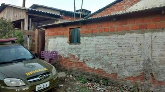 Segundo a Brigada Militar, ela estava há pelo menos um mês trancada no local e tinha lesões e queimaduras. Suspeito, que não aceitava o fim do 

relacionamento, foi preso