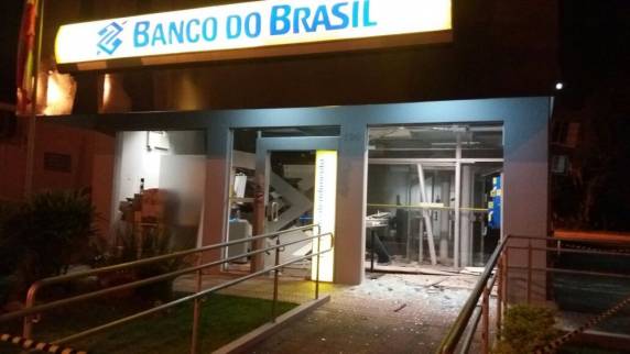 Houve troca de tiros entre criminosos e polícia na madrugada desta terça (9). Grupo colocou ônibus atravessado no acesso à cidade, para dificultar a chegada 

de reforços policiais