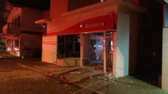 Houve troca de tiros entre criminosos e polícia na madrugada desta terça (9). Grupo colocou ônibus atravessado no acesso à cidade, para dificultar a chegada 

de reforços policiais