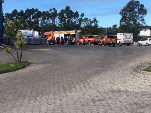 Pelas primeiras informações, uma das vítimas escorregou e a outra foi tentar ajudar. Pelo menos uma pessoa foi hospitalizada