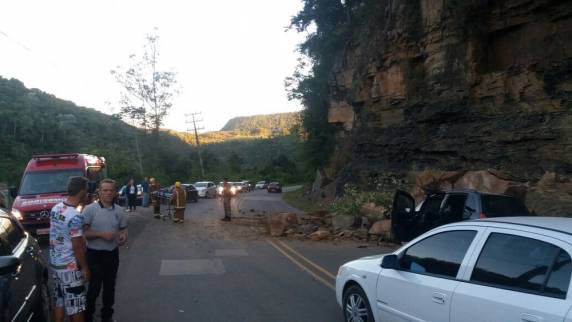 Pedras caíram em cima de veículo em Dona Emma, no Vale do Itajaí, no domingo (14)
