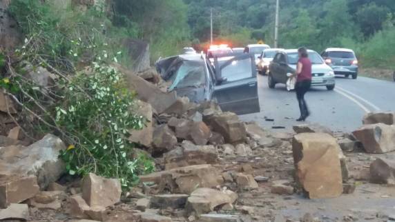 Pedras caíram em cima de veículo em Dona Emma, no Vale do Itajaí, no domingo (14)