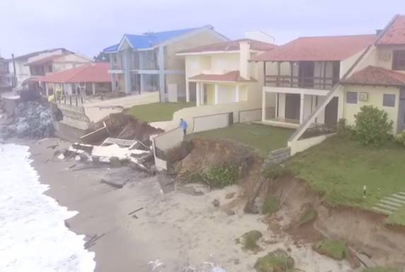 Município calcula prejuízo de R$2,7 milhões. Orla da praia de Itajuba foi afetada entre segunda (22) e terça (23)